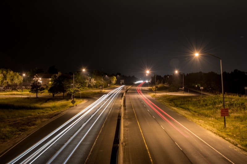 Luces traseras de frenado iluminadas en rojo