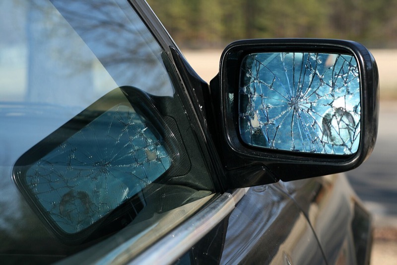 Espejo retrovisor lateral roto en un BMW