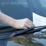 Tanto en el caso de Multas como en el caso de tener el coche con impuestos pendientes podría llevar al embargo del vehículo