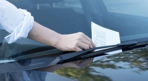 Tanto en el caso de Multas como en el caso de tener el coche con impuestos pendientes podría llevar al embargo del vehículo