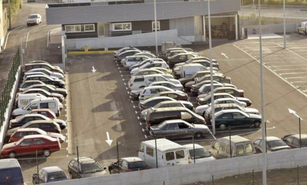 deposito municipal de gruas lleno de coches con multas y embargos pendientes